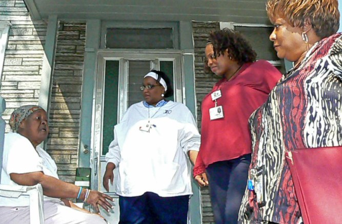 Community health educators talk with an North Lawndale resident about diabetes awareness, an initiative by Sinai Urban Health Institute (SUHI).